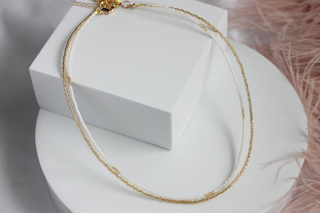 Комплект из двух чокеров из бисера белого и золотого цвета