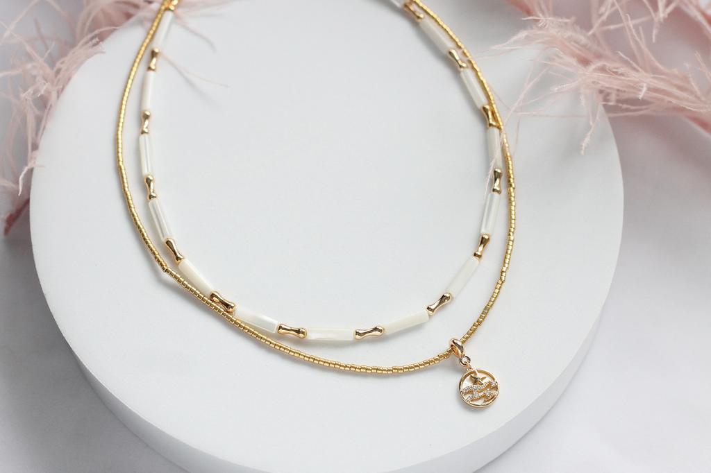 Комплект из двух чокеров: перламутр и бисер с перламутровой подвеской