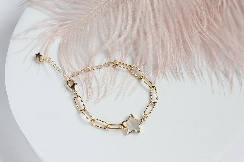 Браслет из цепочки с перламутровой звездочкой