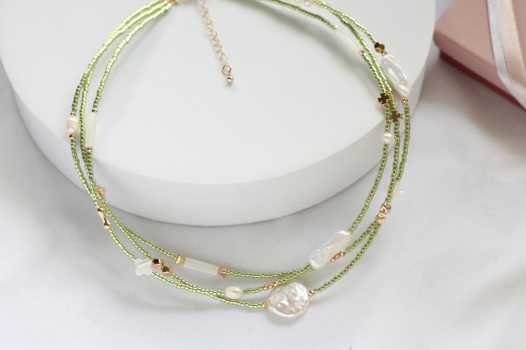 Колье в три  ряда из бисера зеленого цвета молодой травы, натурального жемчуга и перламутра