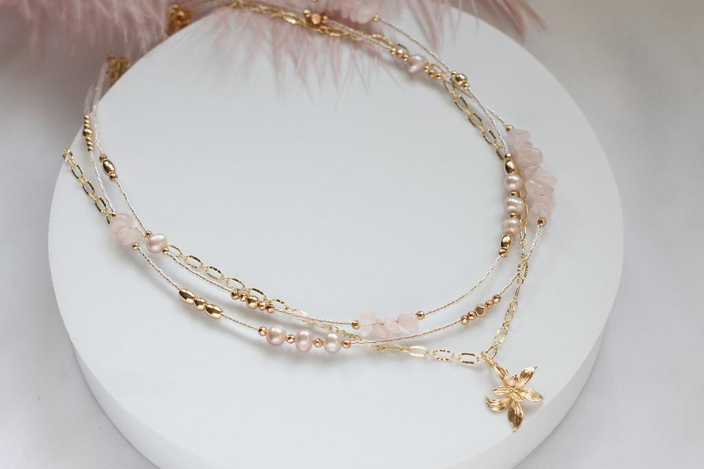 Многослойное колье из японского бисера, натурального жемчуга и розового кварца