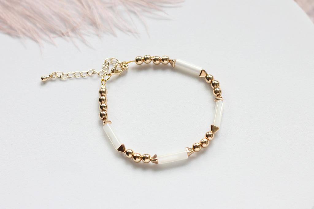 Браслет из гематита с позолотой и натуральным перламутром