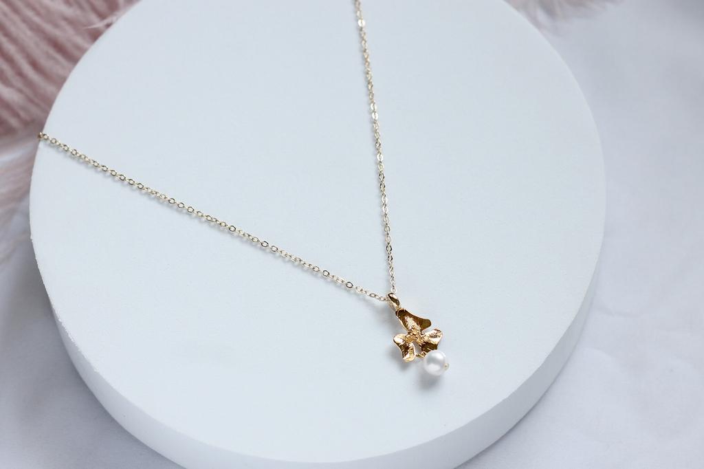 Цепочка с подвеской из жемчуга и цветка