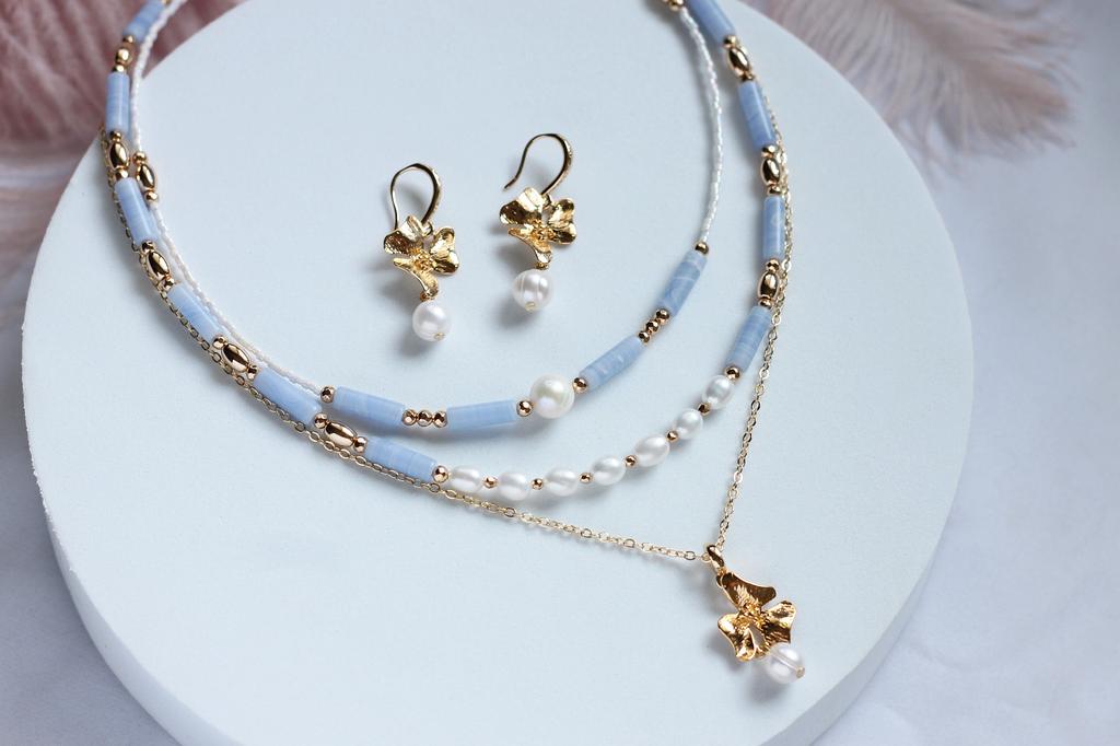 Комплект: серьги, два чокера и цепочка с подвеской из голубого агата и натурального жемчуга