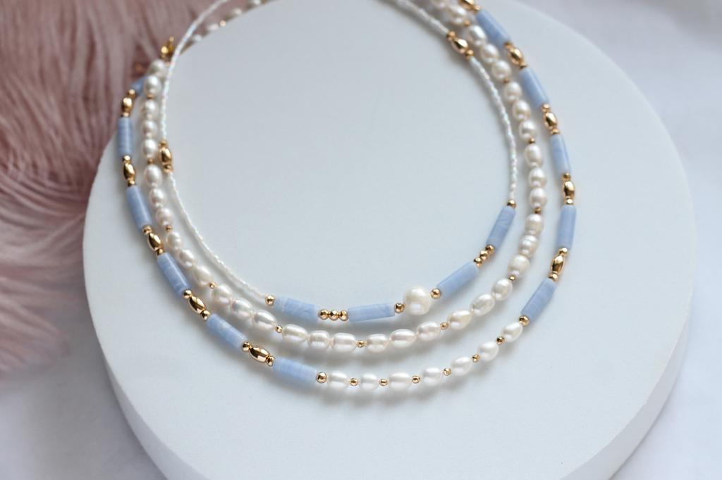 Комплект: три чокера из голубого агата и натурального жемчуга