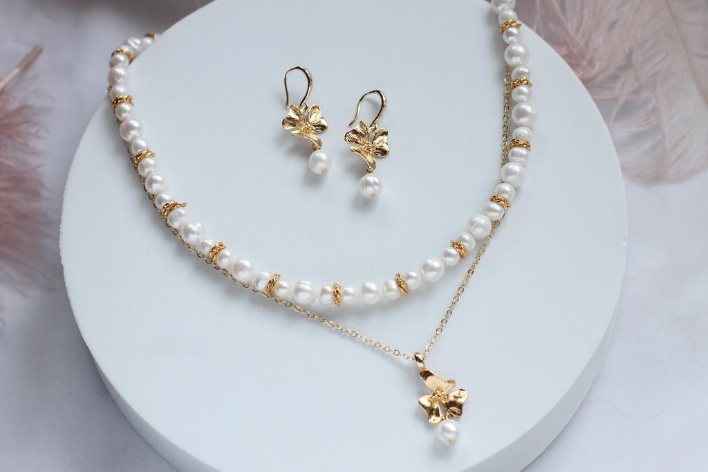 Комплект: серьги, чокер из натурального жемчуга и цепочка с подвеской