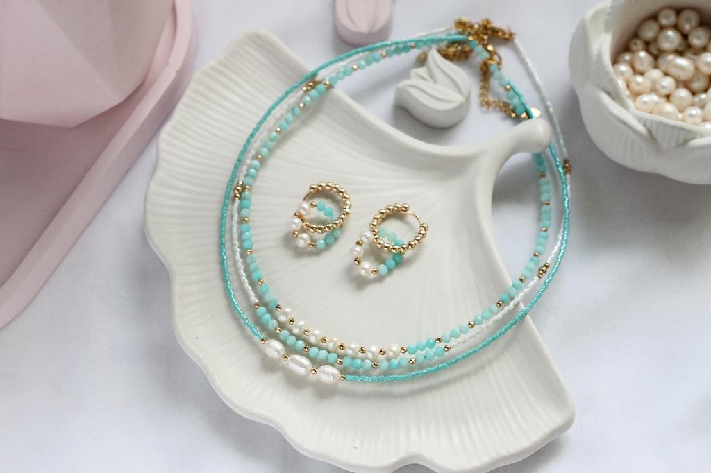 Комплект: серьги и три чокера из амазонита, натурального жемчуга и японского бисера