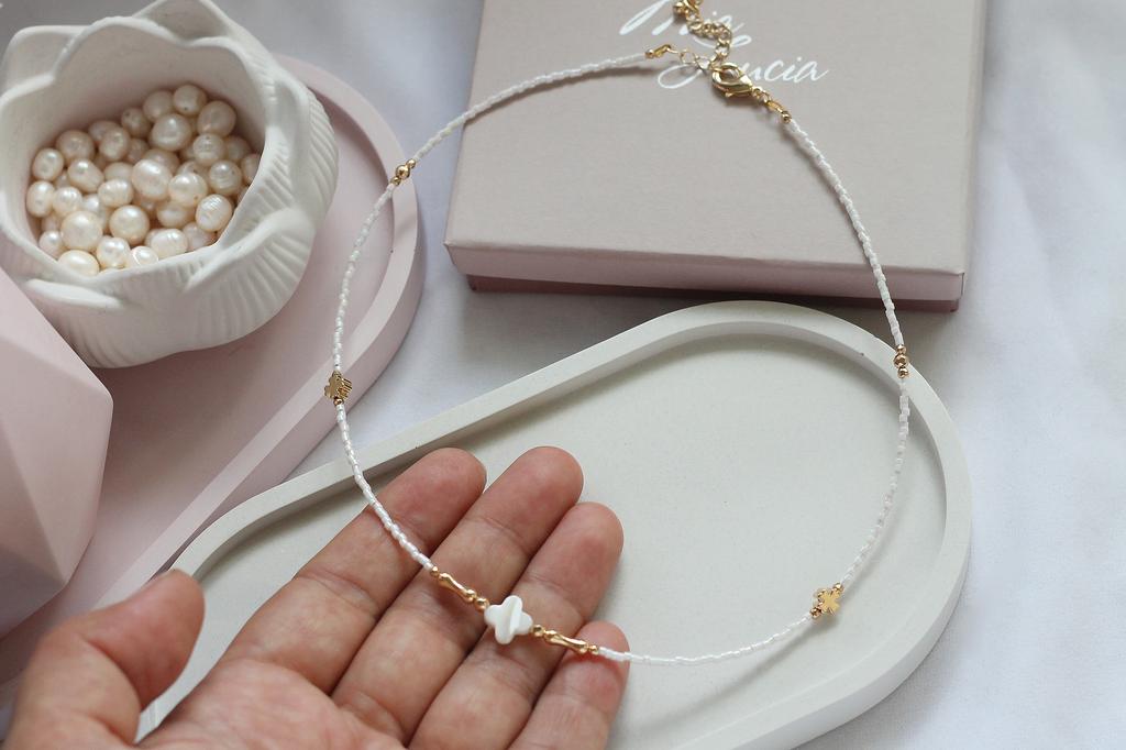 Чокер из перламутра в форме клевера и японского бисера