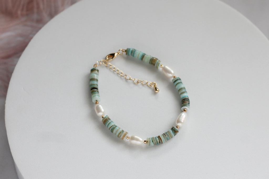 Браслет из ракушечника цвета морской волны и натурального жемчуга