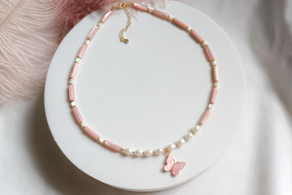 Чокер из перламутра и натурального жемчуга c подвеской бабочка, розовый