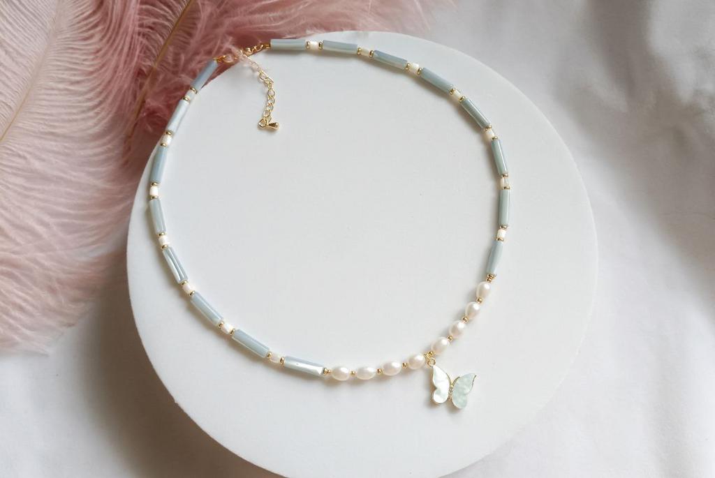 Чокер из перламутра и натурального жемчуга c подвеской бабочка, голубой