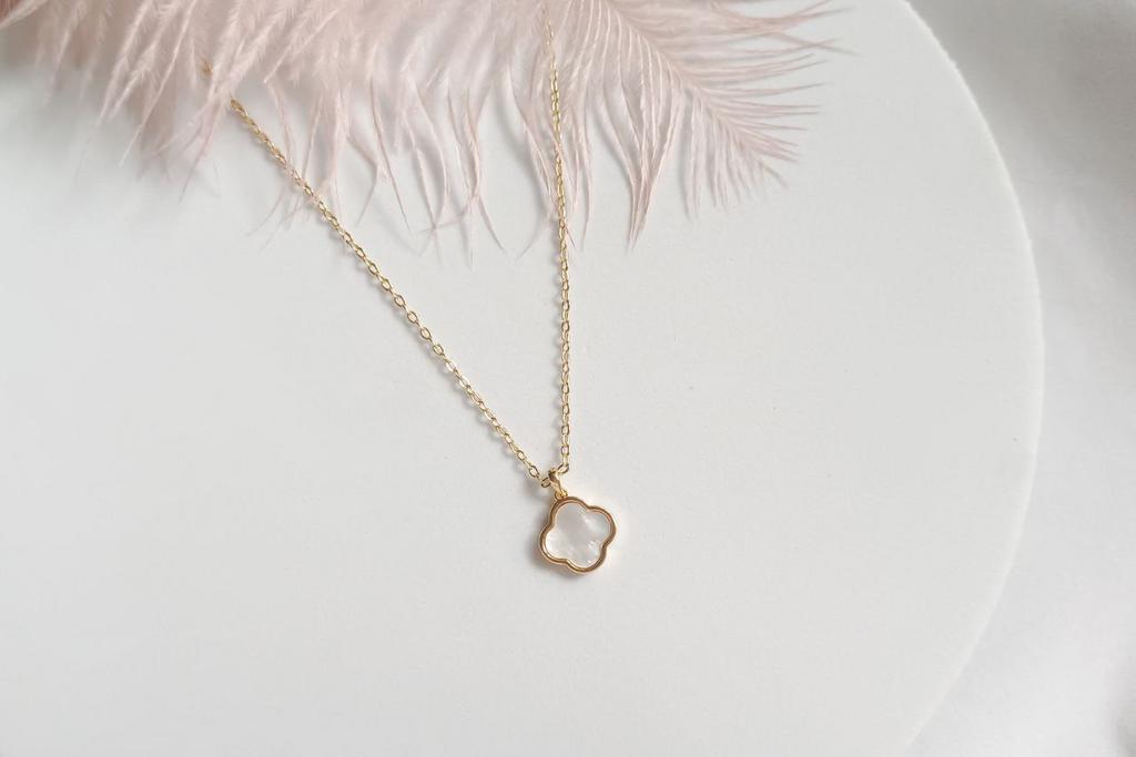 Цепочка с подвеской в виде четырехлистника с перламутром