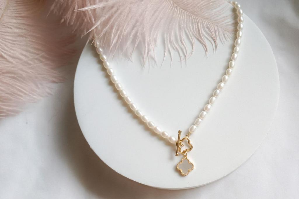 Колье из натурального жемчуга с подвеской из перламутра в форме клевера