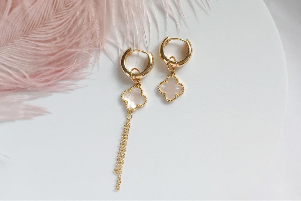 Серьги-кольца с подвесками в виде клевера с перламутром