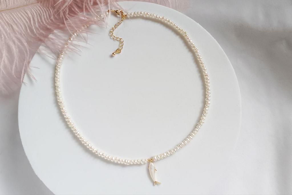 Чокер из натурального жемчуга с подвеской рыбкой