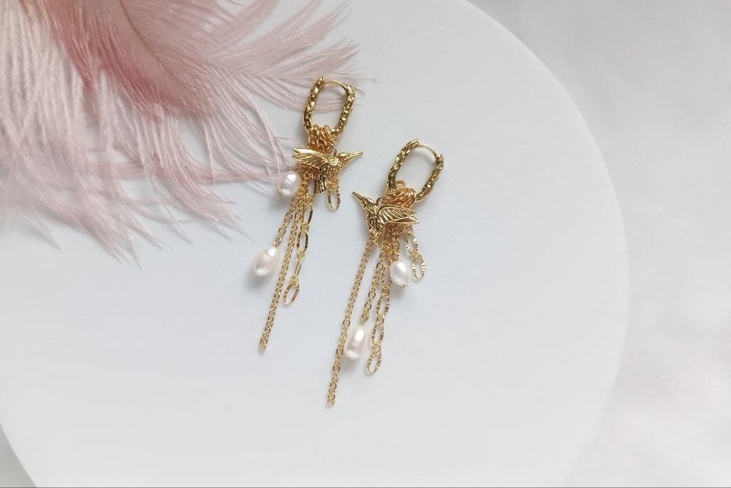 Серьги-трансформеры с подвесками  в виде птичек колибри, натурального жемчуга и цепочек