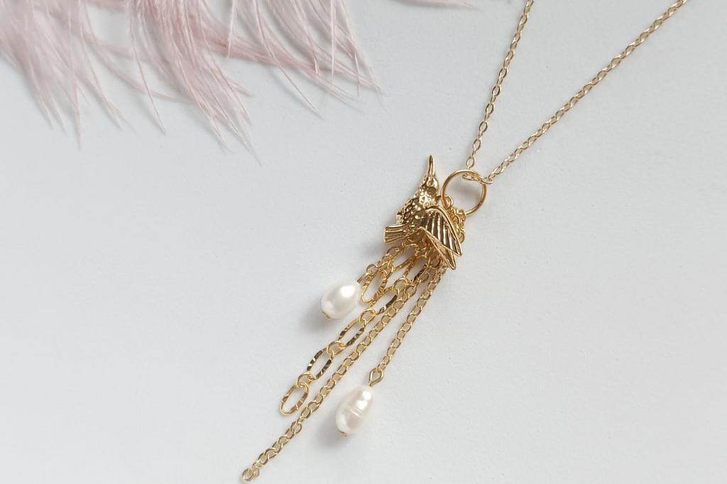 Цепочка с подвеской в виде птички колибри, натурального жемчуга и цепочек