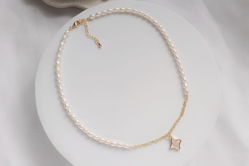 Чокер из натурального жемчуга и с подвеской звездочка из перламутра