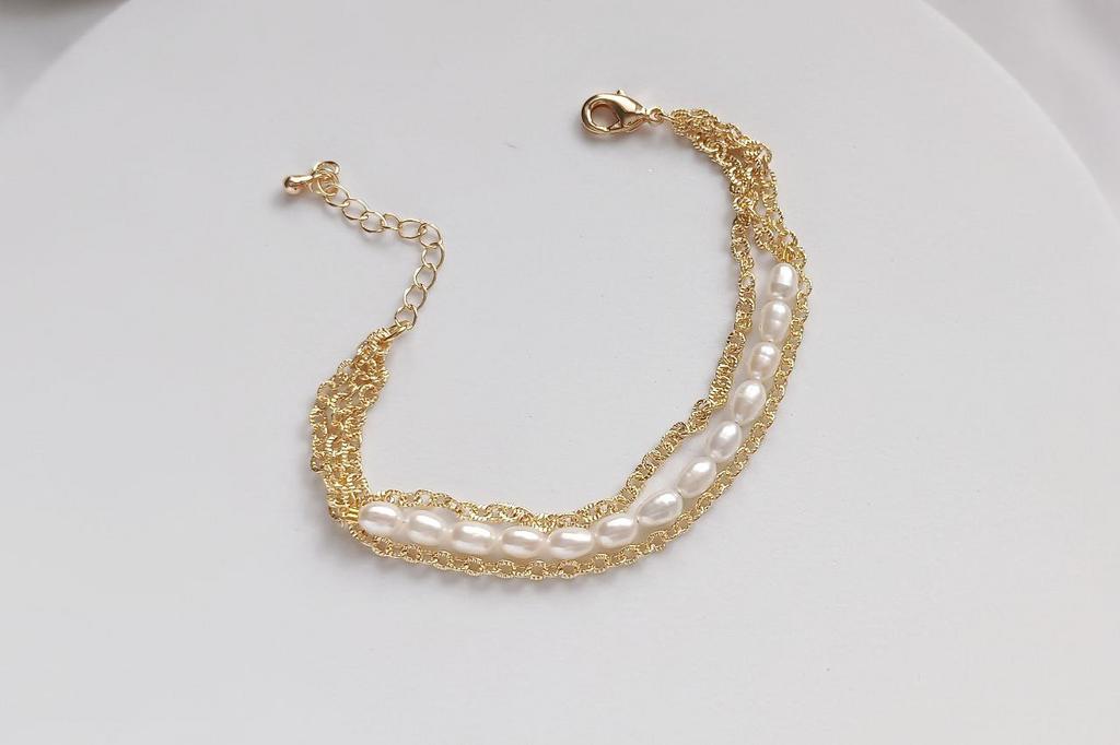 Браслет из натурального жемчуга и цепочек