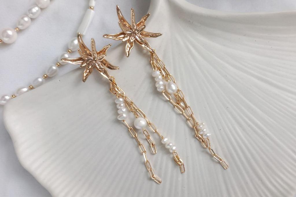 Акцентные серьги в виде цветка с подвесками из цепочек и жемчуга