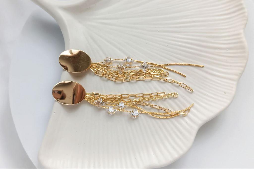 Акцентные серьги с подвесками из цепочек с фианитами