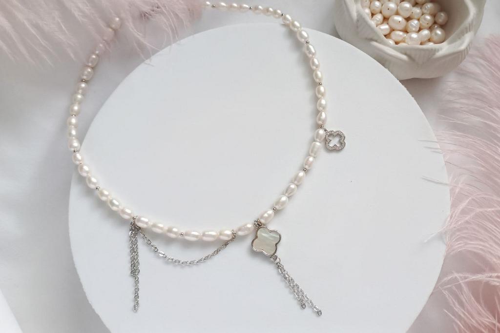 Колье из натурального жемчуга с подвесками и цепочками