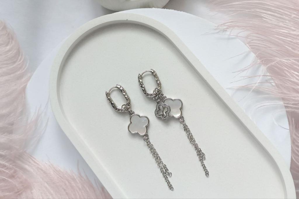 Серьги-кольца с подвесками в виде клевера с перламутром