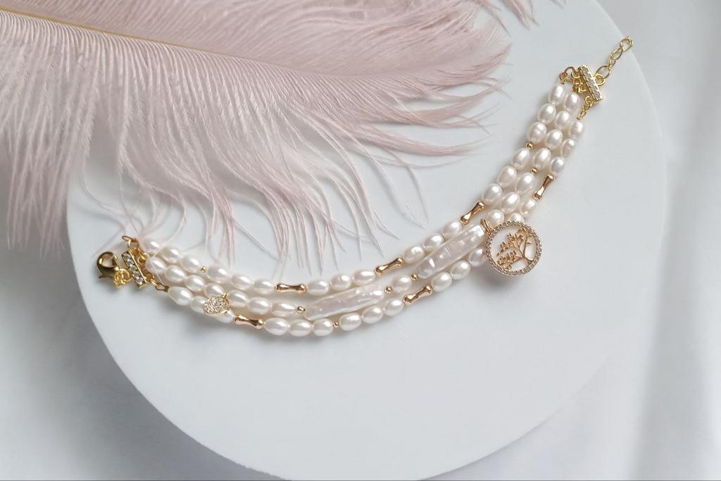 Браслет в три нити из натурального жемчуга с подвесками