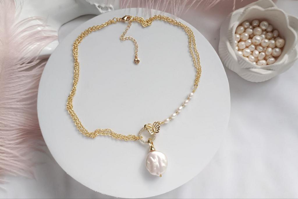 Колье из натурального жемчуга и цепочек со съемной подвеской