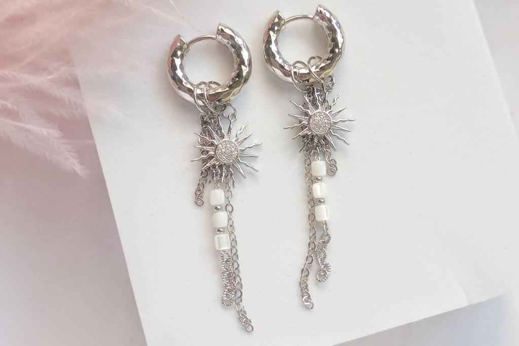 Серьги-кольца с подвесками из цепочек и солнцем с фианитами