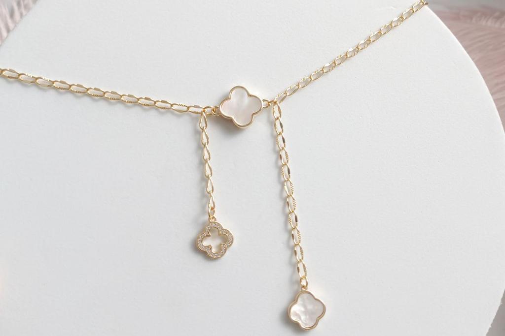 Цепочка с подвесками в виде клевера