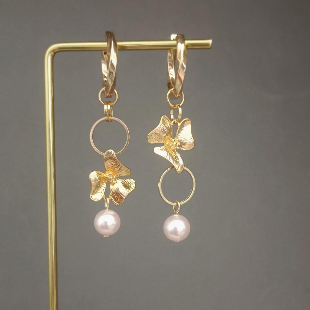 Серьги конго с жемчугом Сваровски и цветами