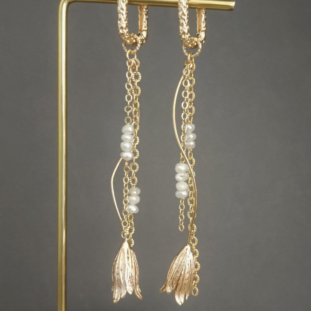 Длинные серьги с цветком, цепочками и с барочным с жемчугом