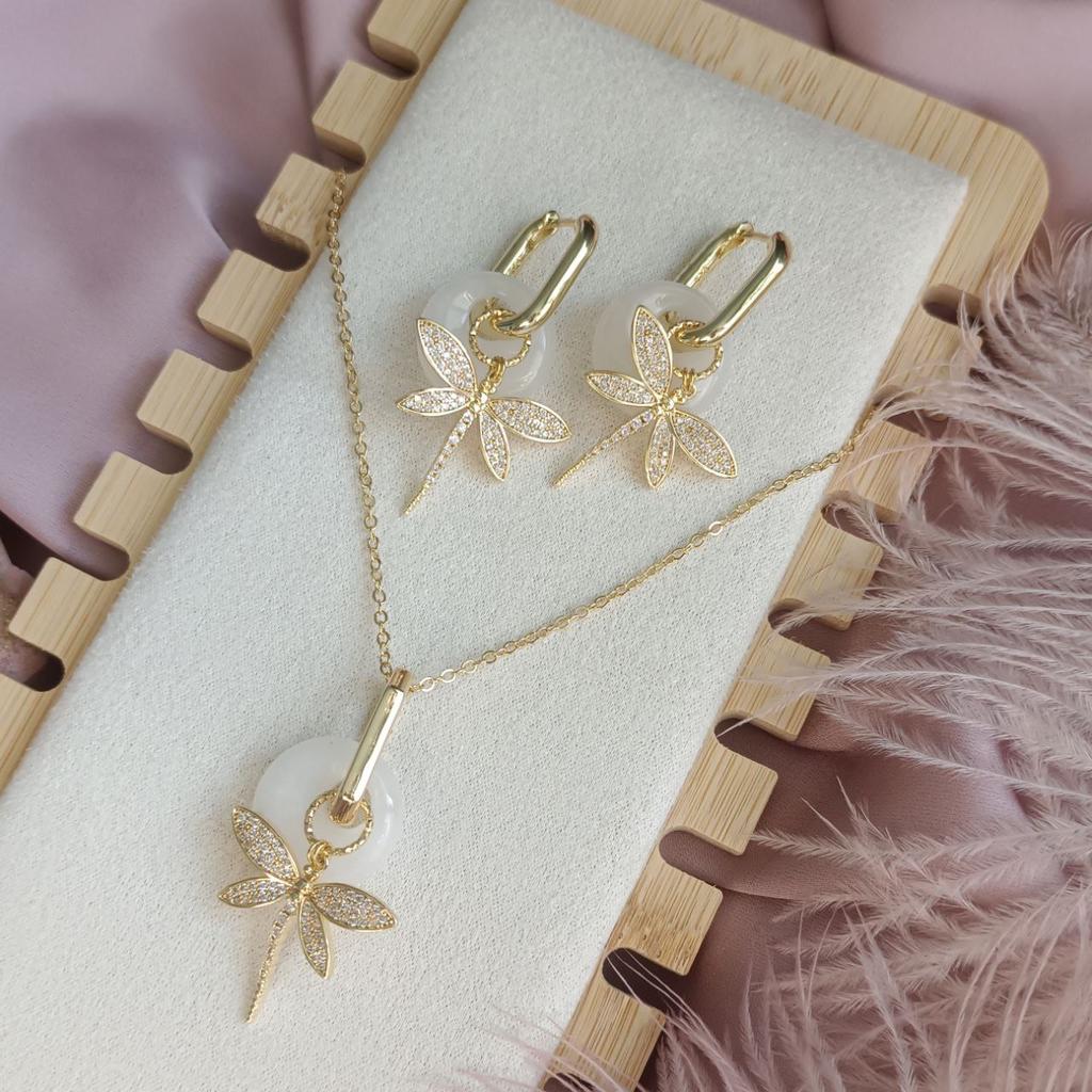 Серьги и кулон на цепочке с белым агатом и стрекозой (комплектом или отдельно)