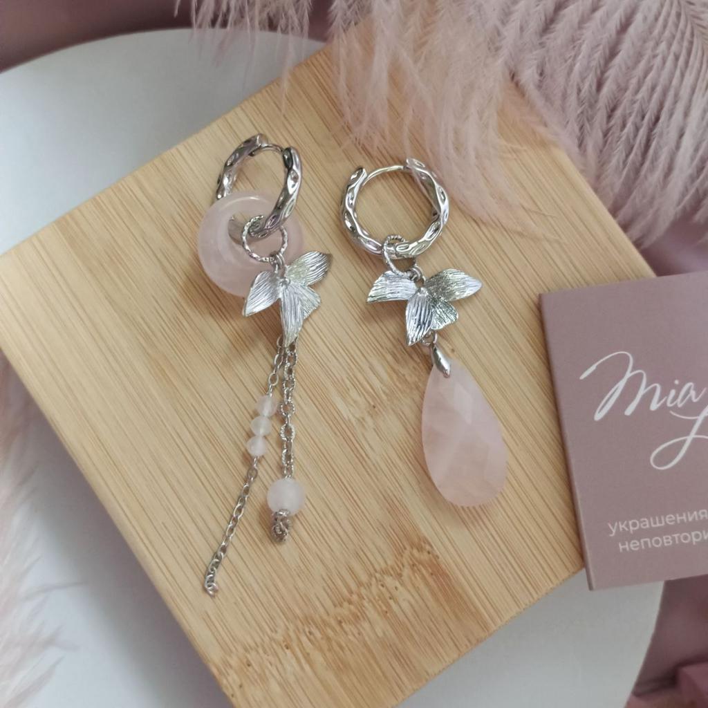 Серьги конго асимметричные с розовым кварцем и цепочками