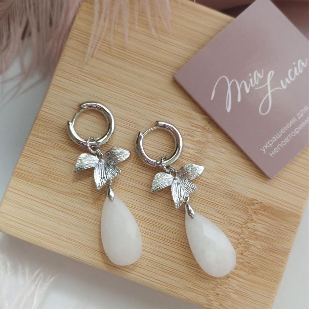 Серьги конго с белым агатом и цветком