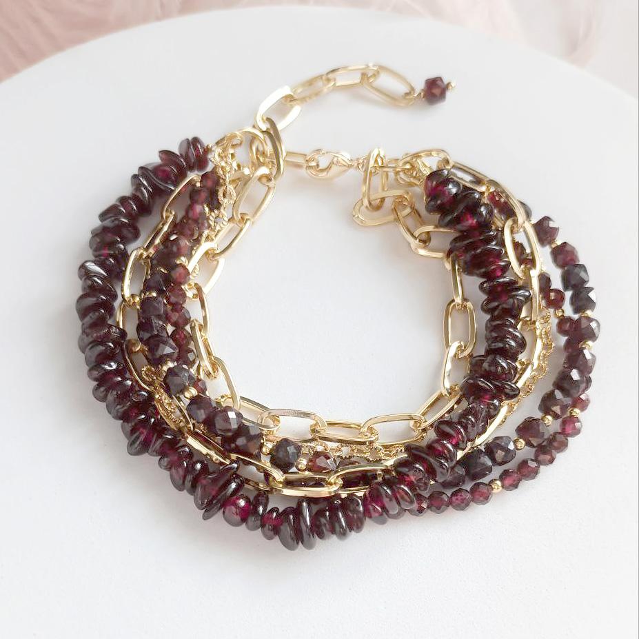 Браслет из граната и цепочек