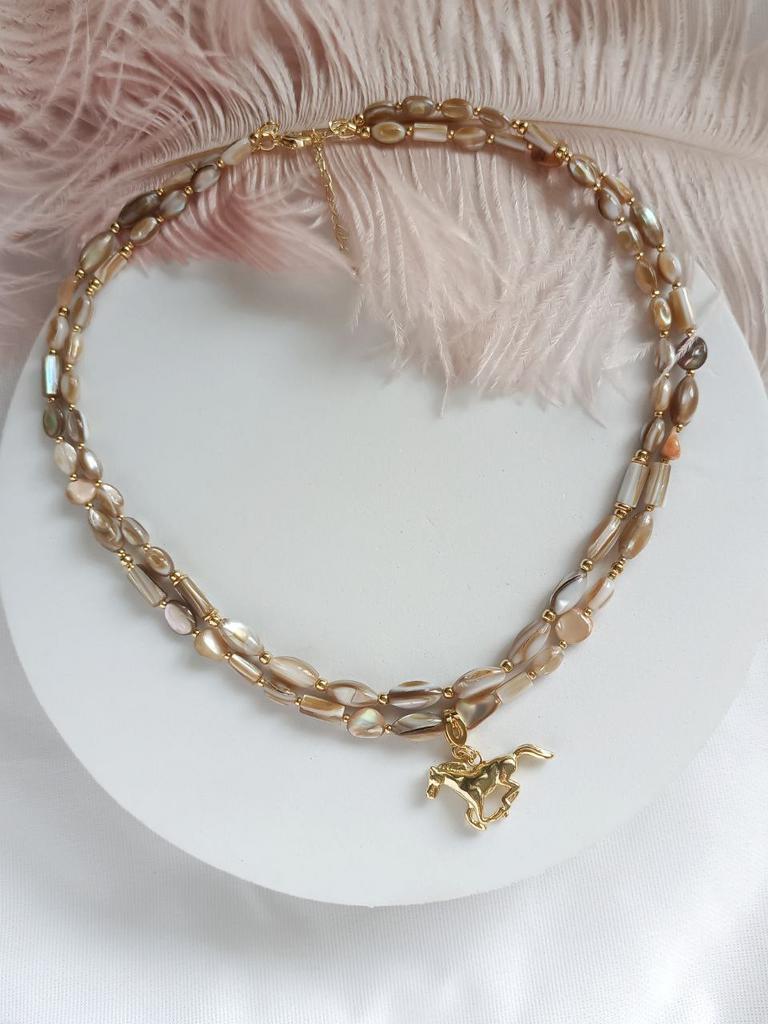 Колье из бежевого перламутра со съемной подвеской лошадкой