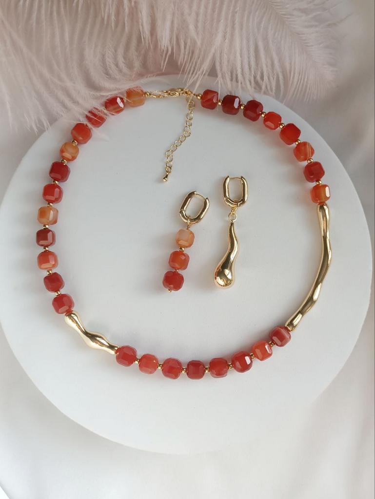 Асимметричные серьги и чокер из натурального сердолика