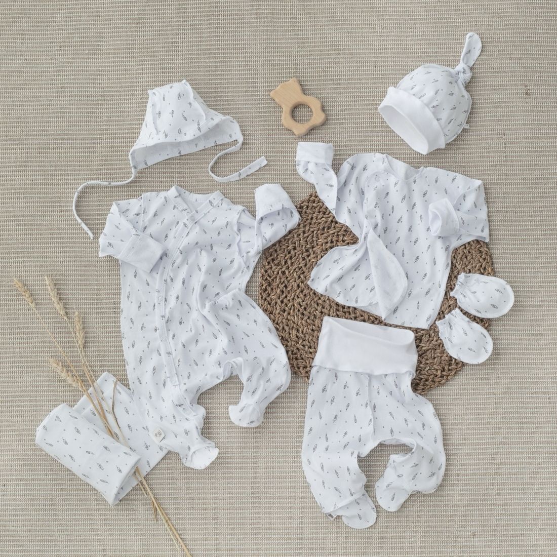 Комплект на выписку 7 предметов Ассорти. Перышки