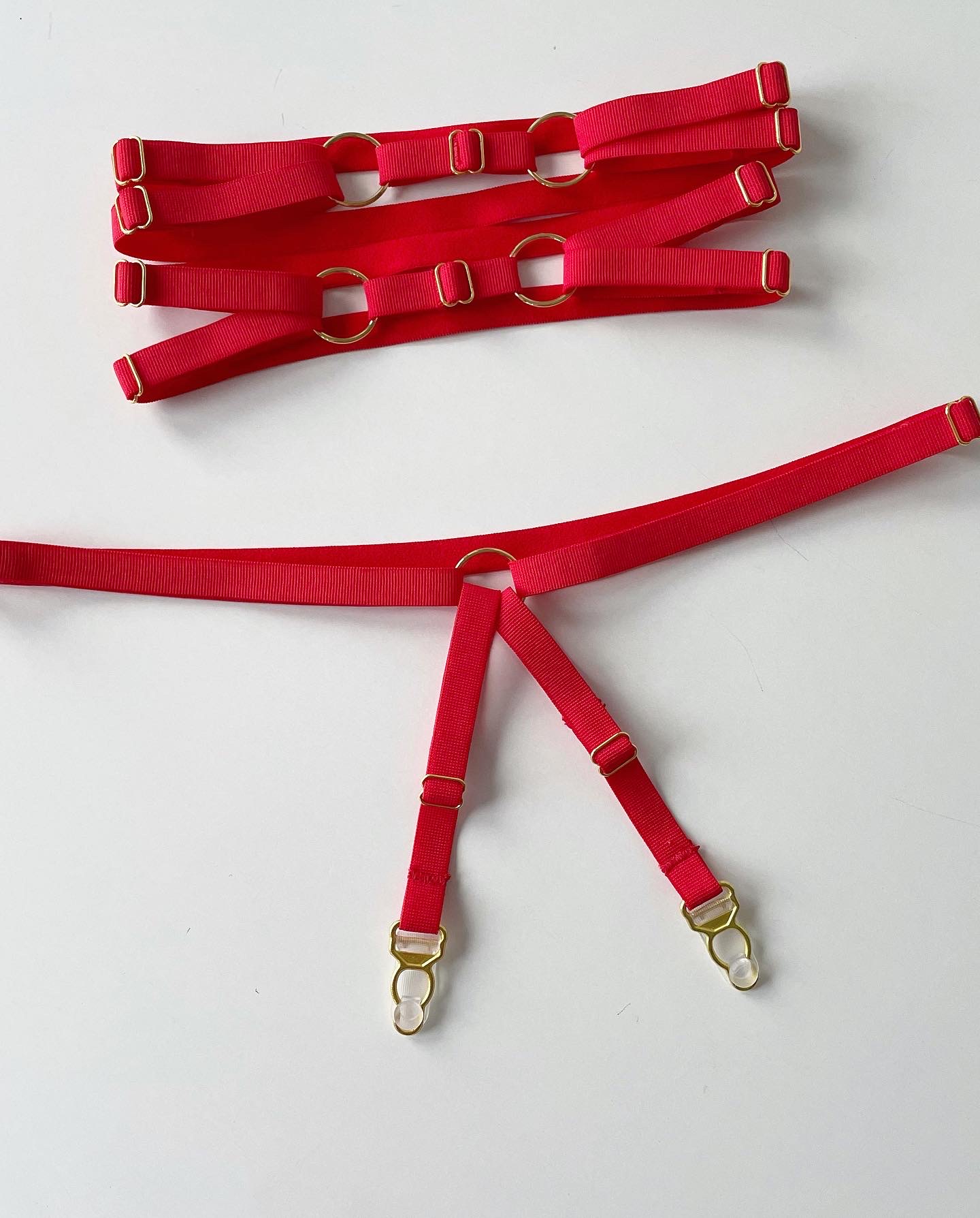 Пояс для трусов в красном цвете.