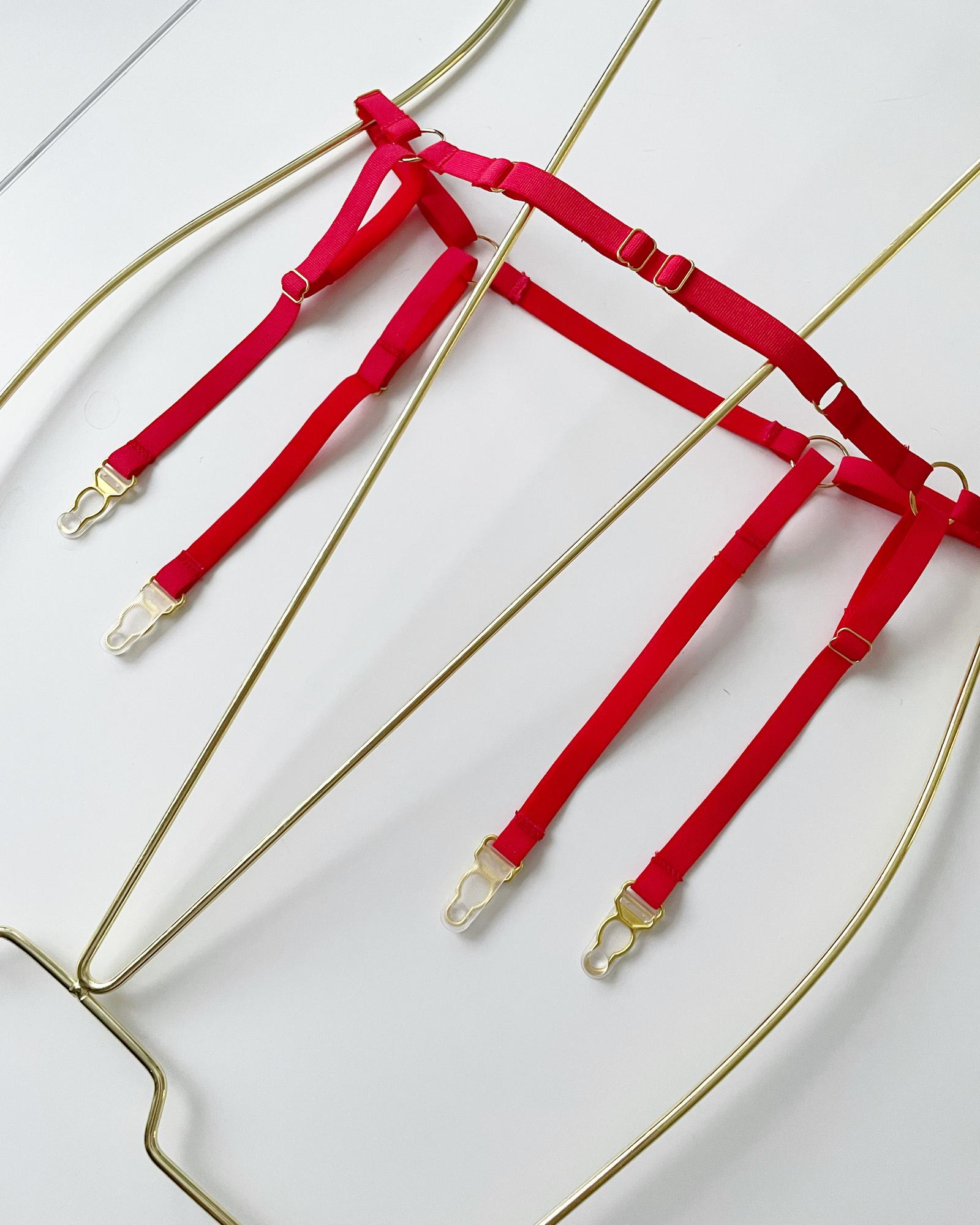 Пояс для чулков в красном цвете