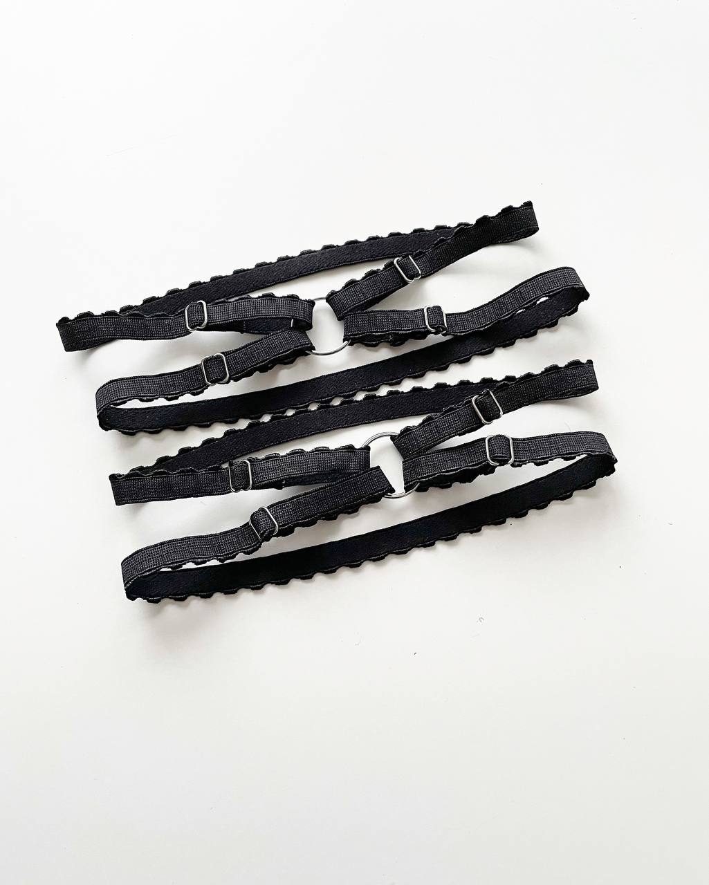 Гартеры в черном цвете
