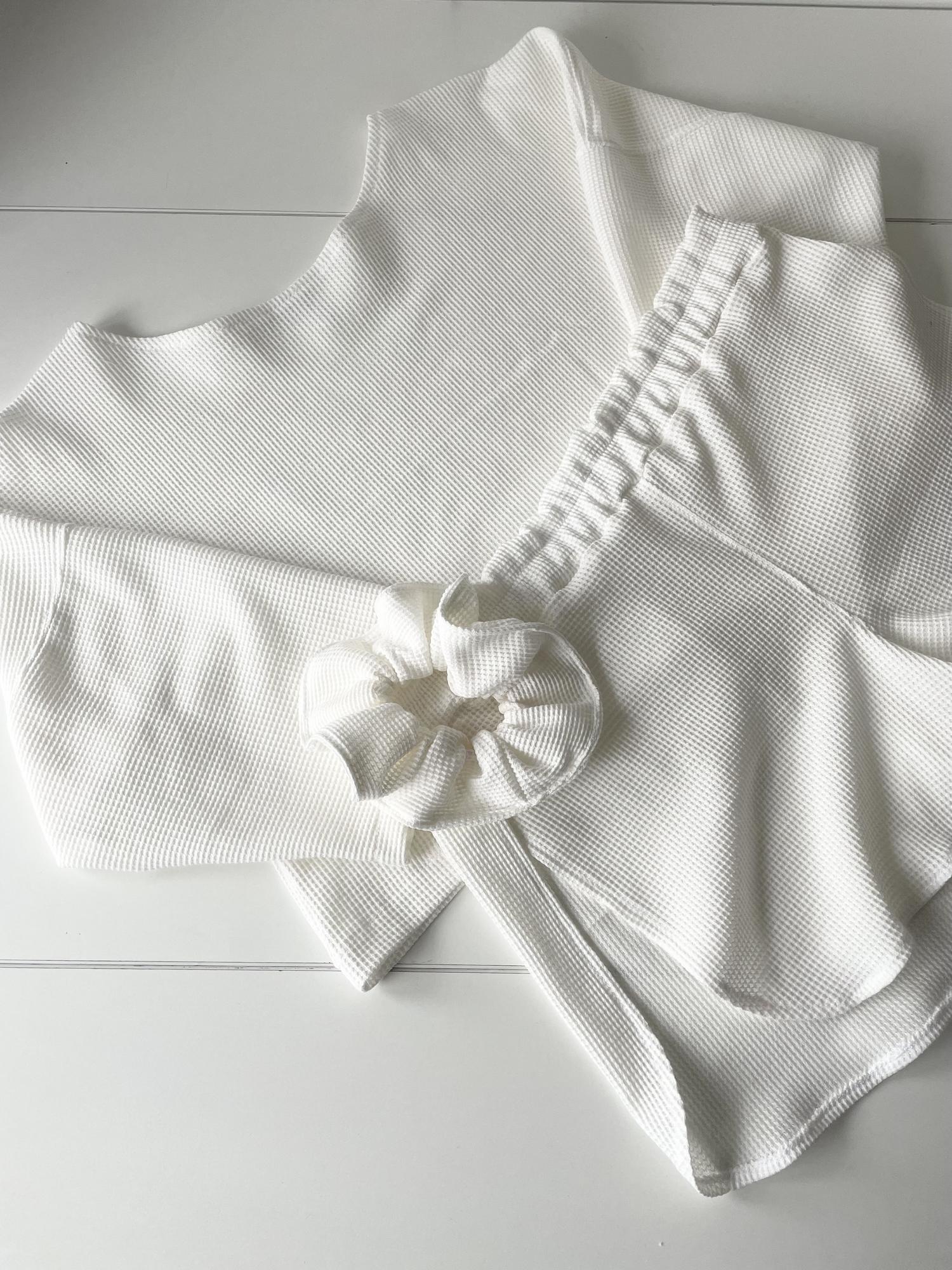 Хлопковая пижама в молочном цвете.