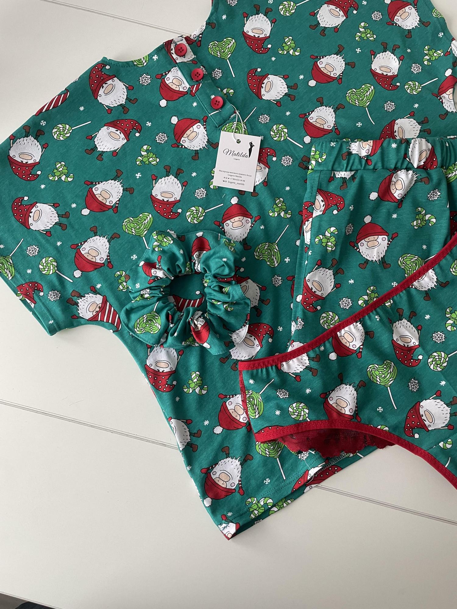 Хлопковая пижама с новогодним принтом.