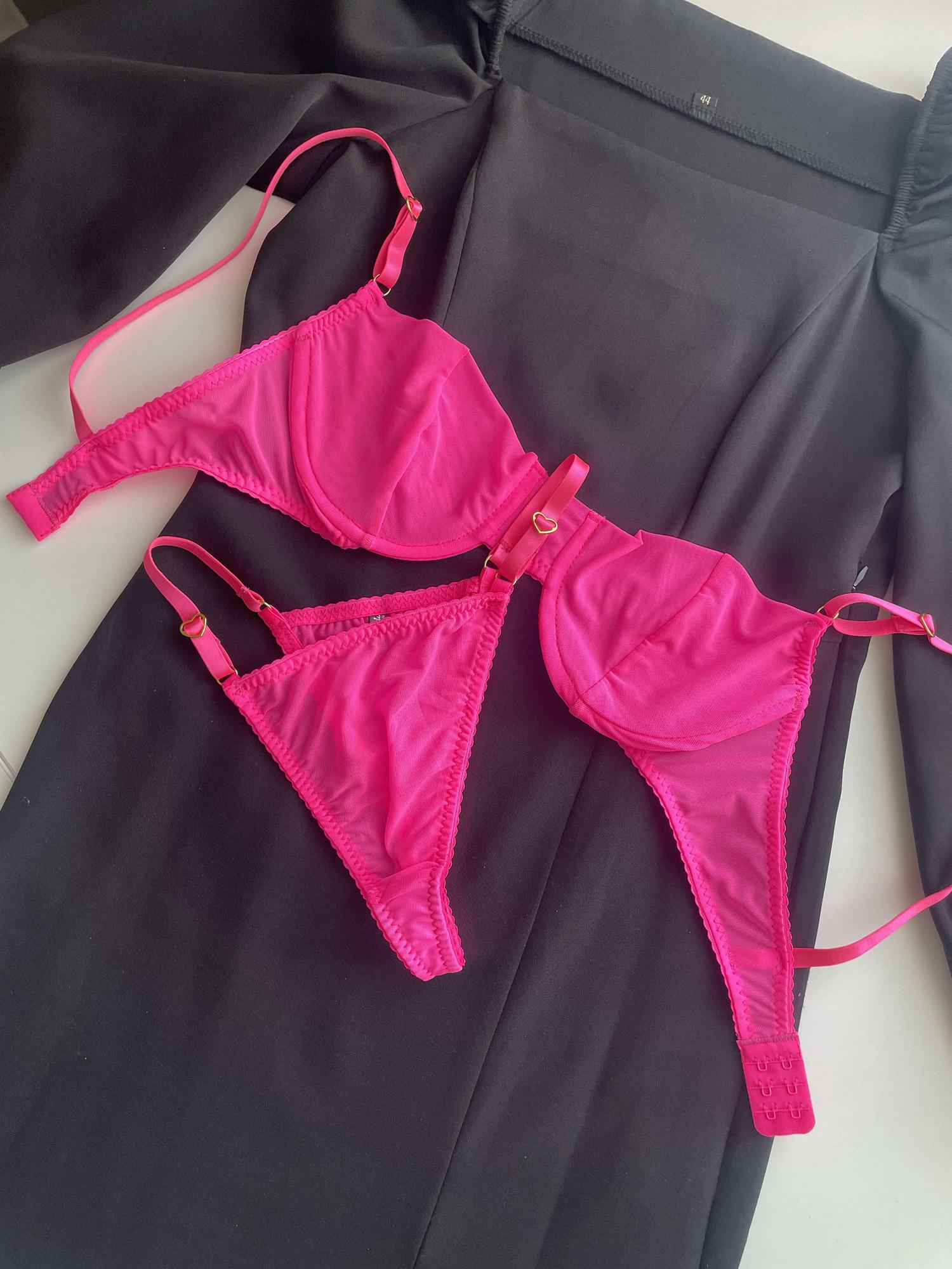 Комплект «NITTE» в ярко - розовом цвете.