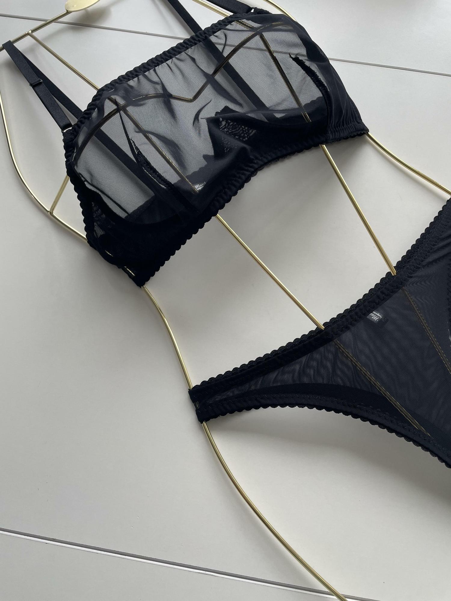 Комплект  «Холтер - бра» черном цвете.