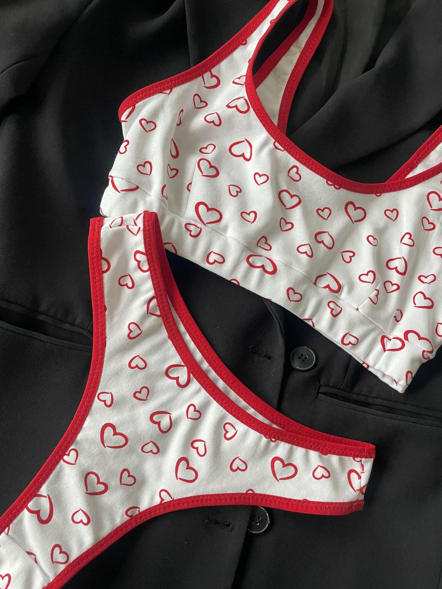 Хлопковый комплект с сердечками на белом.