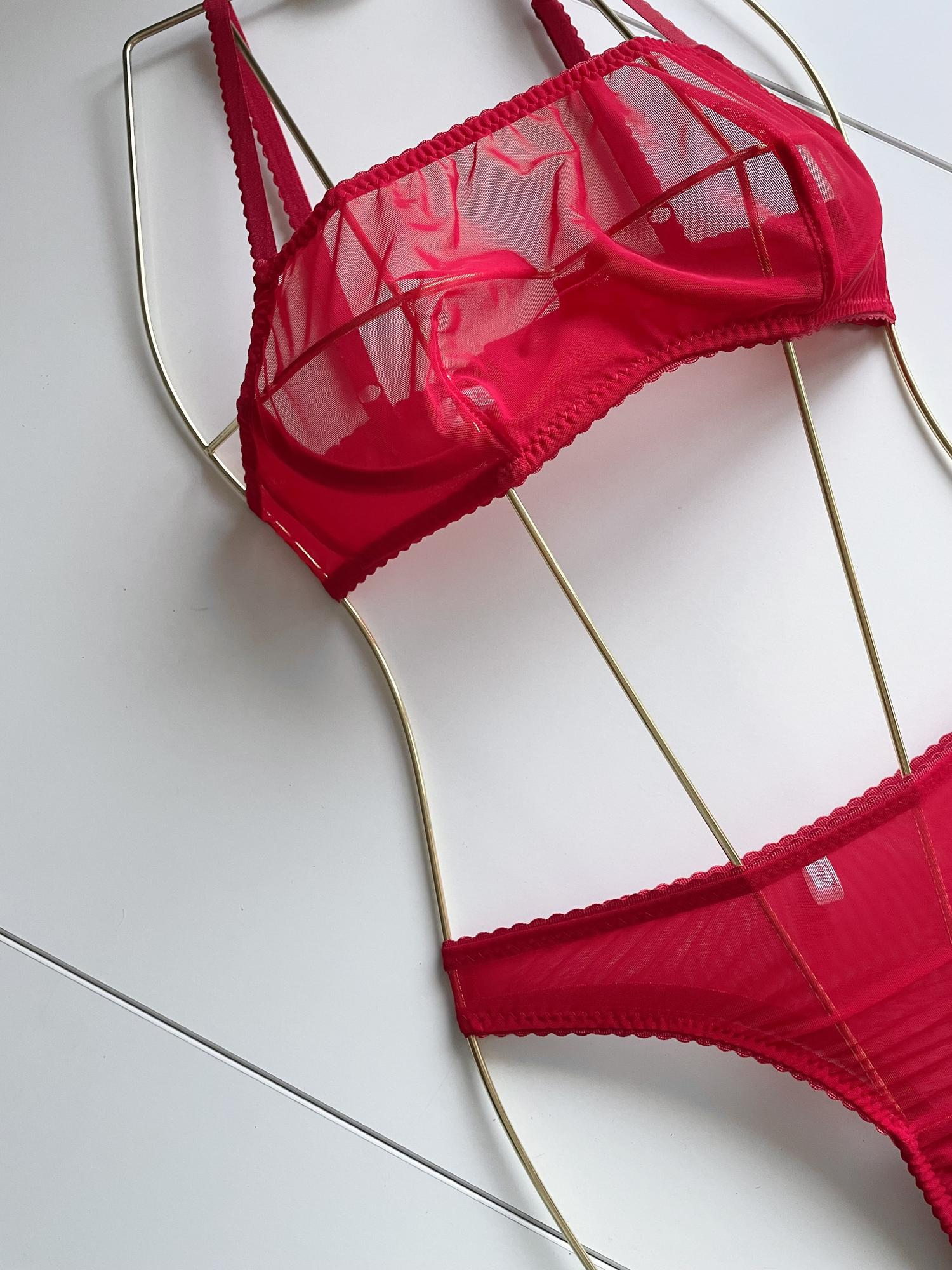 Комплект  «Холтер - бра»  в красном цвете.