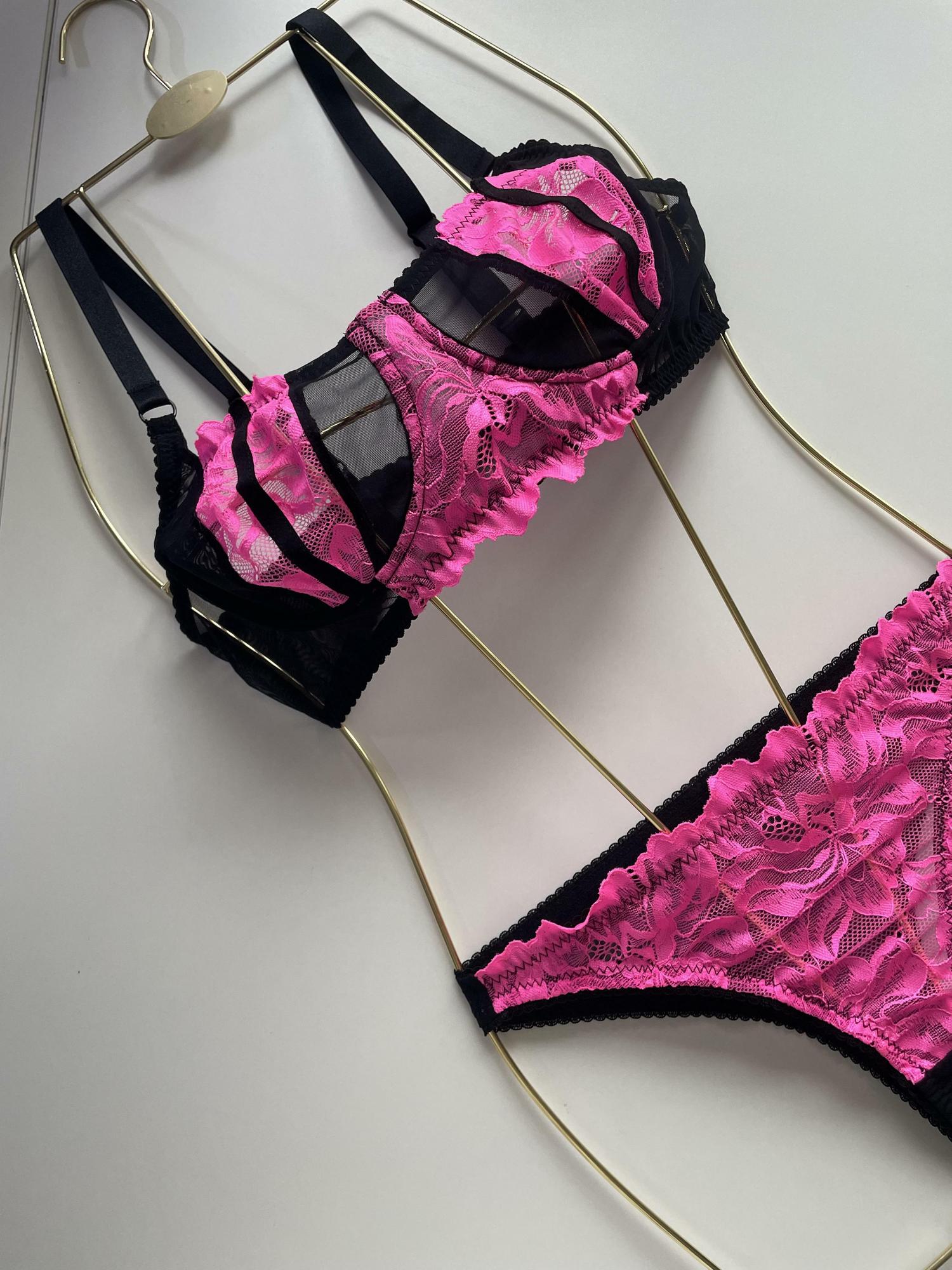 Кружевной комплект  «DAF» в черном цвете c розовым.